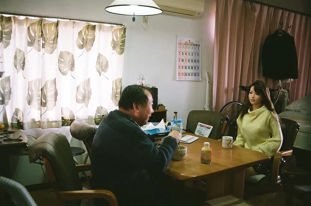 日本60岁大爷恋上硅胶娃娃!抛弃妻女后同居,带“她”四处约会游玩?(组图) - 29
