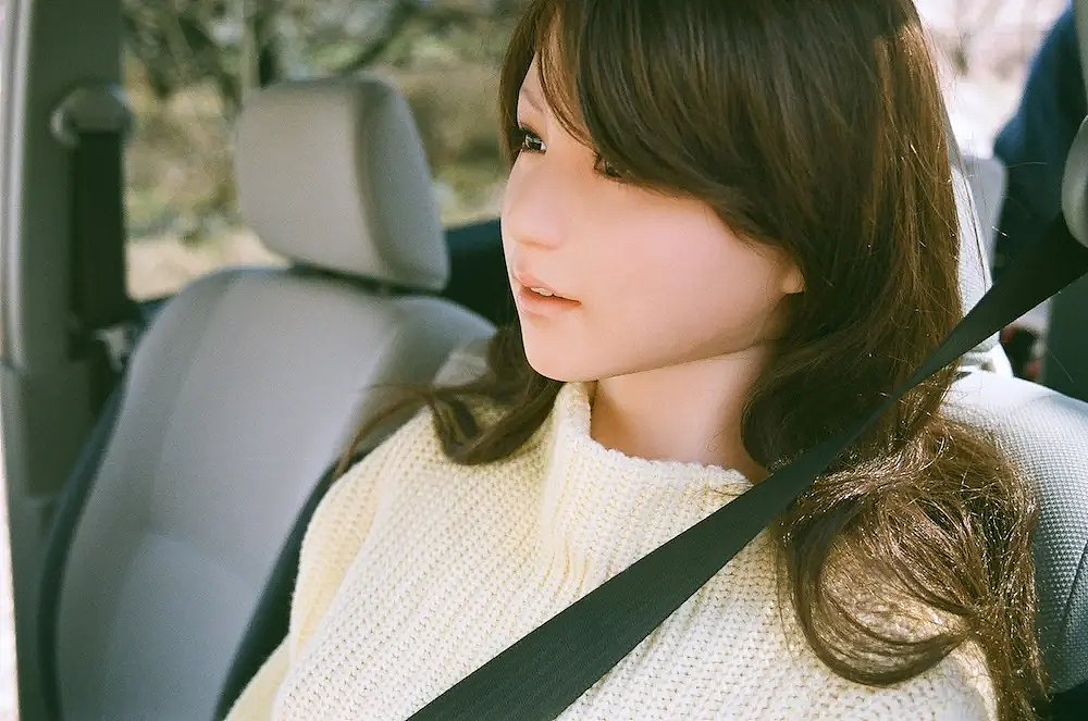 日本60岁大爷恋上硅胶娃娃!抛弃妻女后同居,带“她”四处约会游玩?(组图) - 22