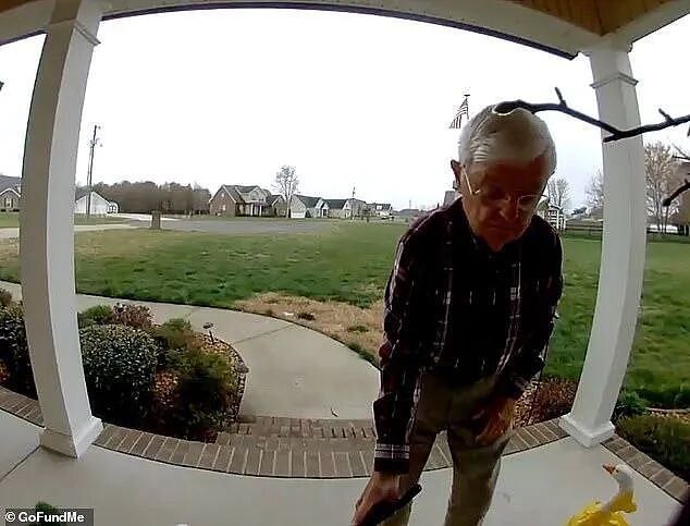 78岁爷爷颤颤巍巍送外卖，就为给老伴凑医药费？！网友发力，众筹送他退休（组图） - 3