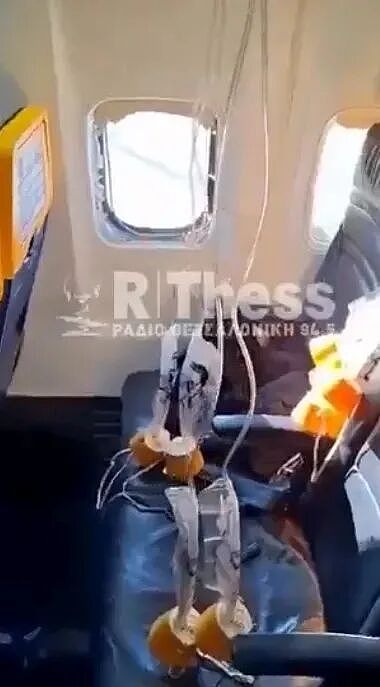 高空惊魂!飞机飞至2万英尺舷窗突然脱落,61岁乘客被吸出机外,妻子拼死拉住丈夫 - 1
