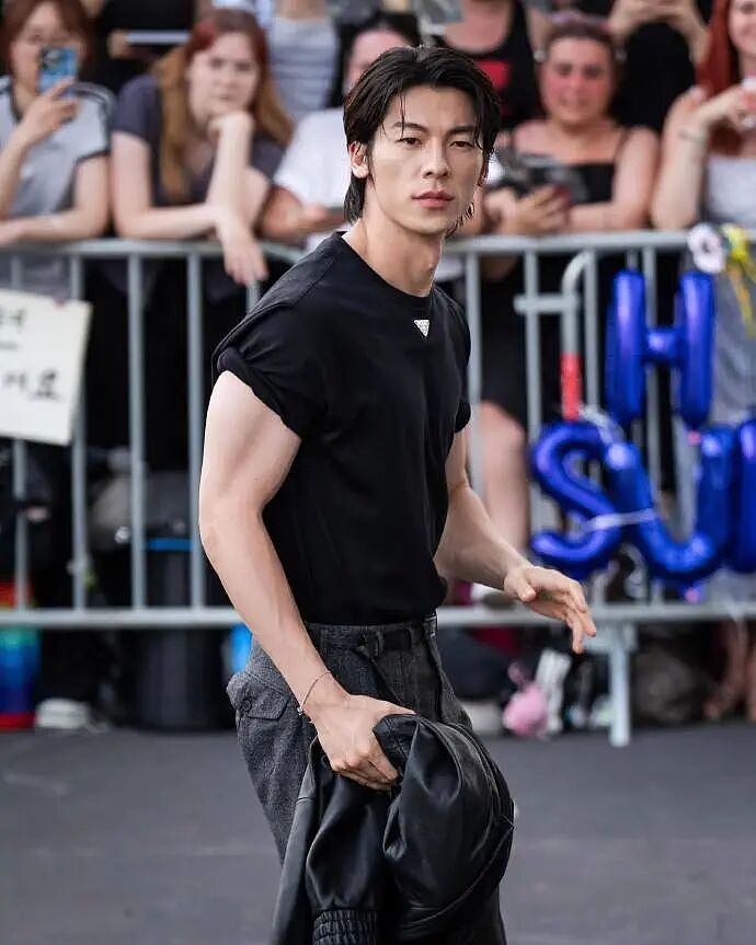 Prada这次的“丑衣服”,许光汉穿上也救不了…… - 18