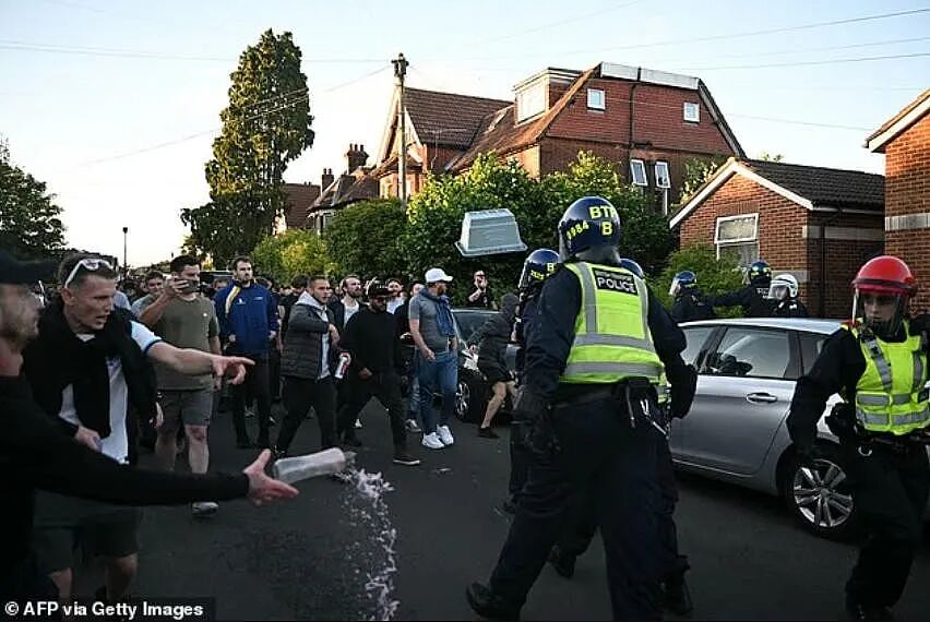 全英震怒！凶手连捅男孩6刀后，一句“他种族歧视”，警察乖乖把受害者铐上了... - 18
