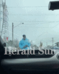 远离这个疯子！光天化日，他在Doncaster路口随机砸车！“我当时被吓坏了”（组图）