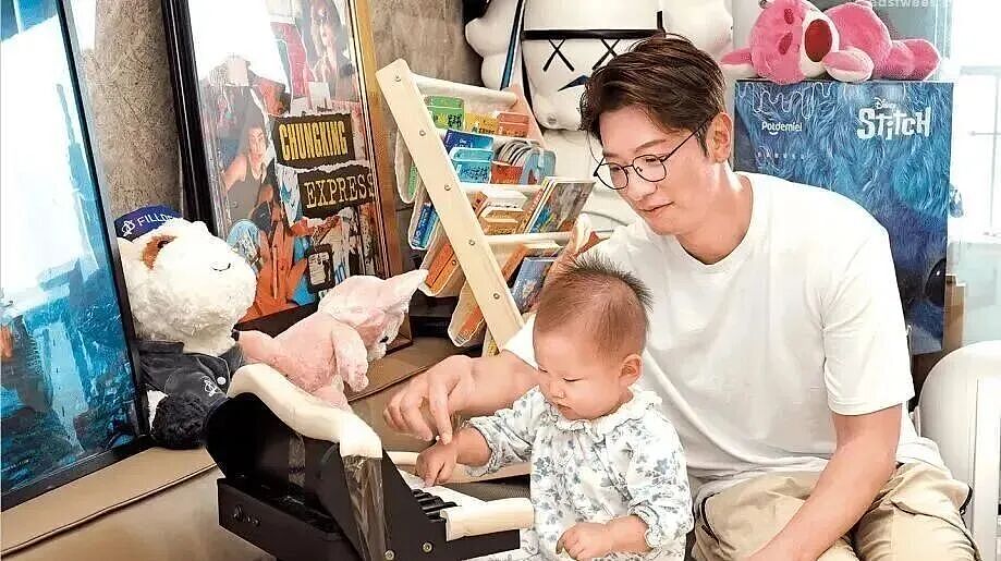香港男星迎娶富婆,安排妻子直播带货,自己全职在家带孩子 - 6