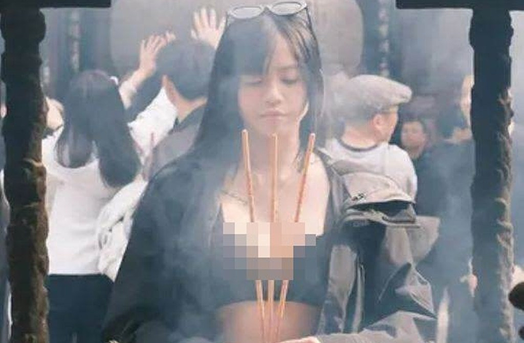 性感女网红“袒胸露乳”拜佛，没点香被指摆拍！网友：连神仙都骗？ - 6