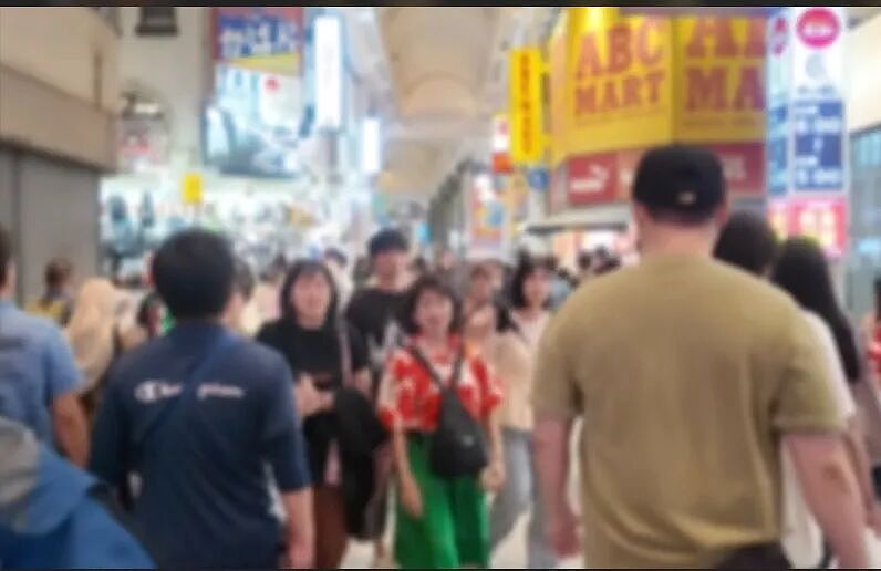 大快人心！日本街头撞人族故意撞女孩还狂笑不止！碰上韩国壮汉后，瞬间秒怂道歉... - 6