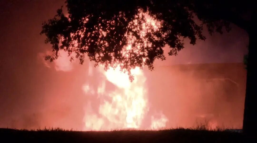 得州油罐车深夜撞车起火，载9000加仑汽油爆炸，司机严重烧伤（组图） - 5