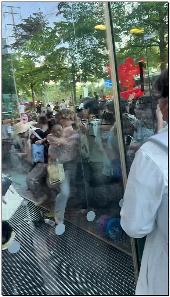张凌赫粉丝活生生挤爆玻璃大门!多人流血受伤+摔倒在玻璃渣上(组图) - 62
