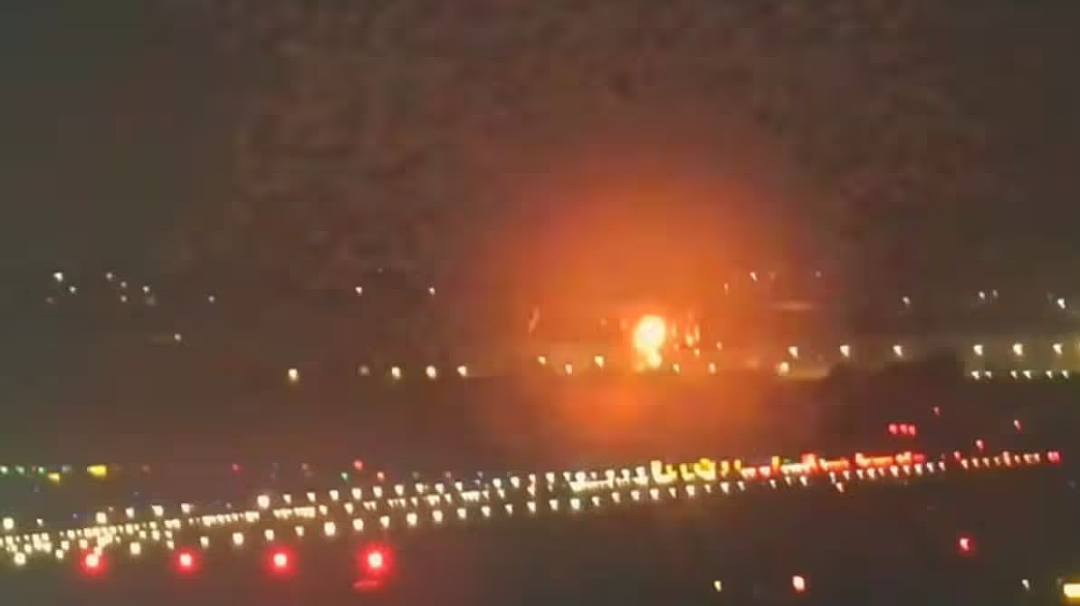 深夜惊魂！客机起飞后突然爆炸！乘客尖叫不断，286人死里逃生，视频曝光！（视频/组图） - 1