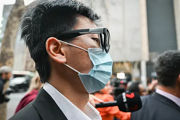 澳亚裔医生潜伏医院女厕偷拍460人？硬盘藏上万视频，还按病人同事精心分类？ - 9