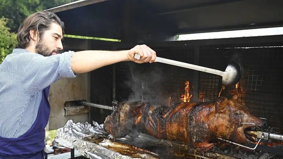 法国“大炮盛宴”4千人狂炫烤乳猪,却被“不吃猪肉”的群体冲烂:你排挤我们?!(组图) - 4