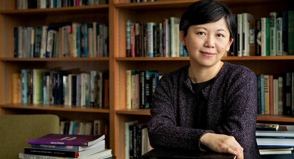 相隔7年，两个儿子都卧轨自杀！华裔女作家在争议中获大奖，他们家经历了什么？（组图） - 17