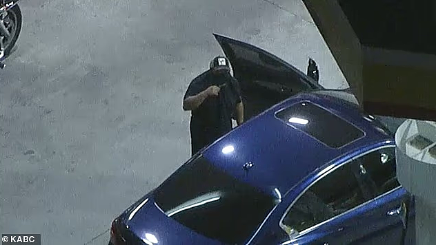 电影都不敢这么拍!美国偷车贼逃亡途中停车加油,警察眼睁睁看着他加满后继续逃 - 2