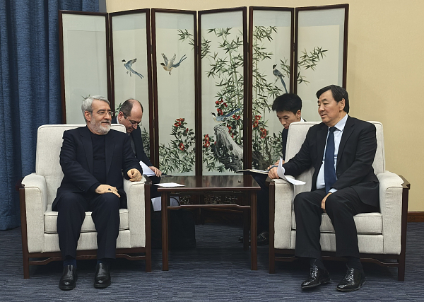 中国政府中东问题特使翟隽会见伊朗驻华大使法兹里 - 1