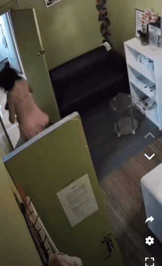 微信群狂传!男子闯入墨唐人街附近两家店,连续暴打女店员,警方调查监控 - 3