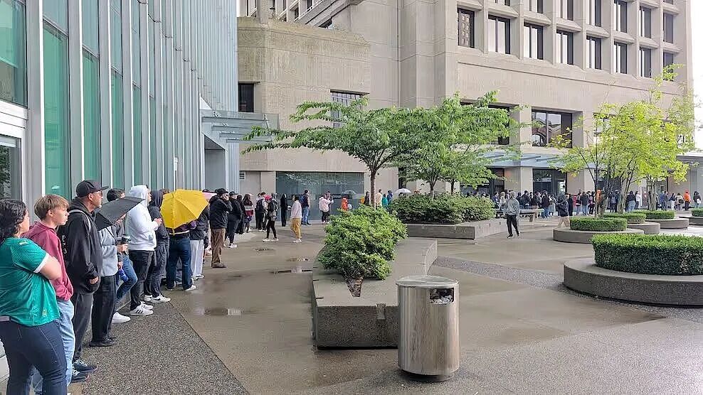 抢疯了！加拿大街头惊现超长人龙：数千人露营过夜、冒雨苦等（组图） - 15