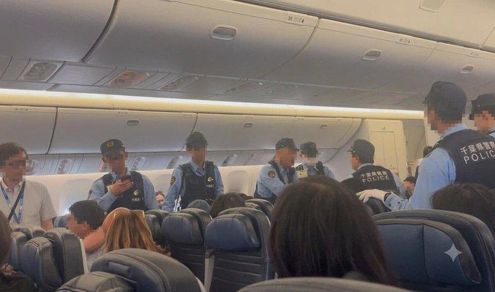 华人大妈机舱大闹后，被日本警方带走！上海飞美国航班紧急备降东京 - 7