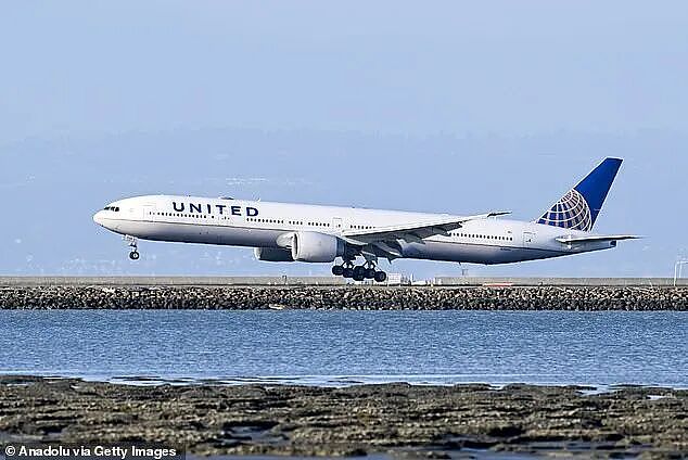 恐怖！乘客万米高空试图打开客机舱门，暴打无辜旅客，航班紧急迫降（组图） - 1