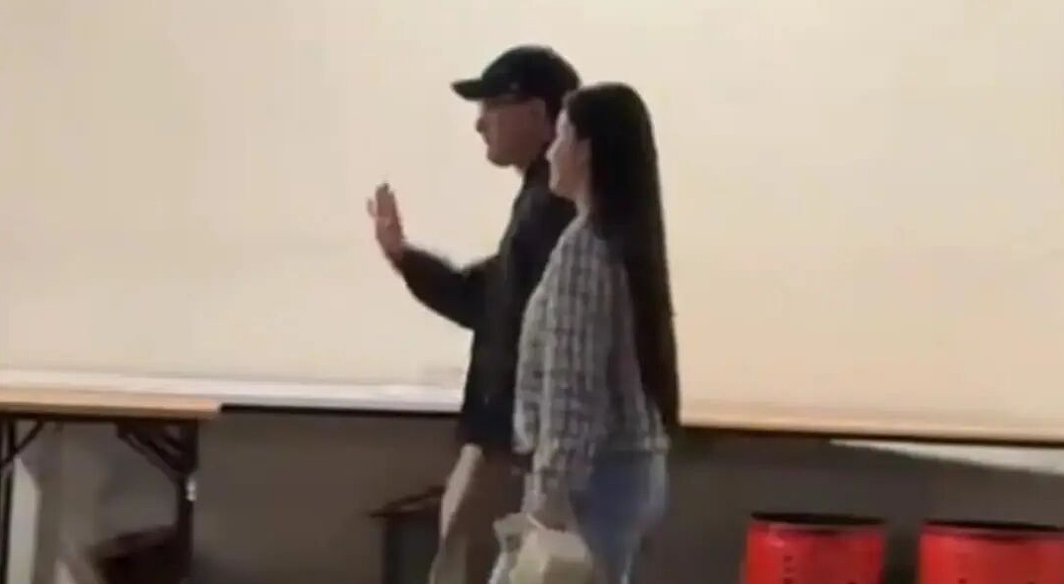 52岁刘恺威新恋情曝光!牵手年轻美女超坦荡,两人举止亲密感情稳定 - 2
