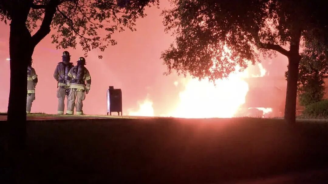 得州油罐车深夜撞车起火，载9000加仑汽油爆炸，司机严重烧伤（组图） - 4