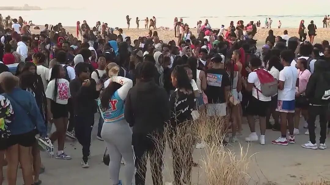 美国多地夜晚青少年街头大聚会变乱斗,枪声四起互殴飙车,太乱...(组图) - 2