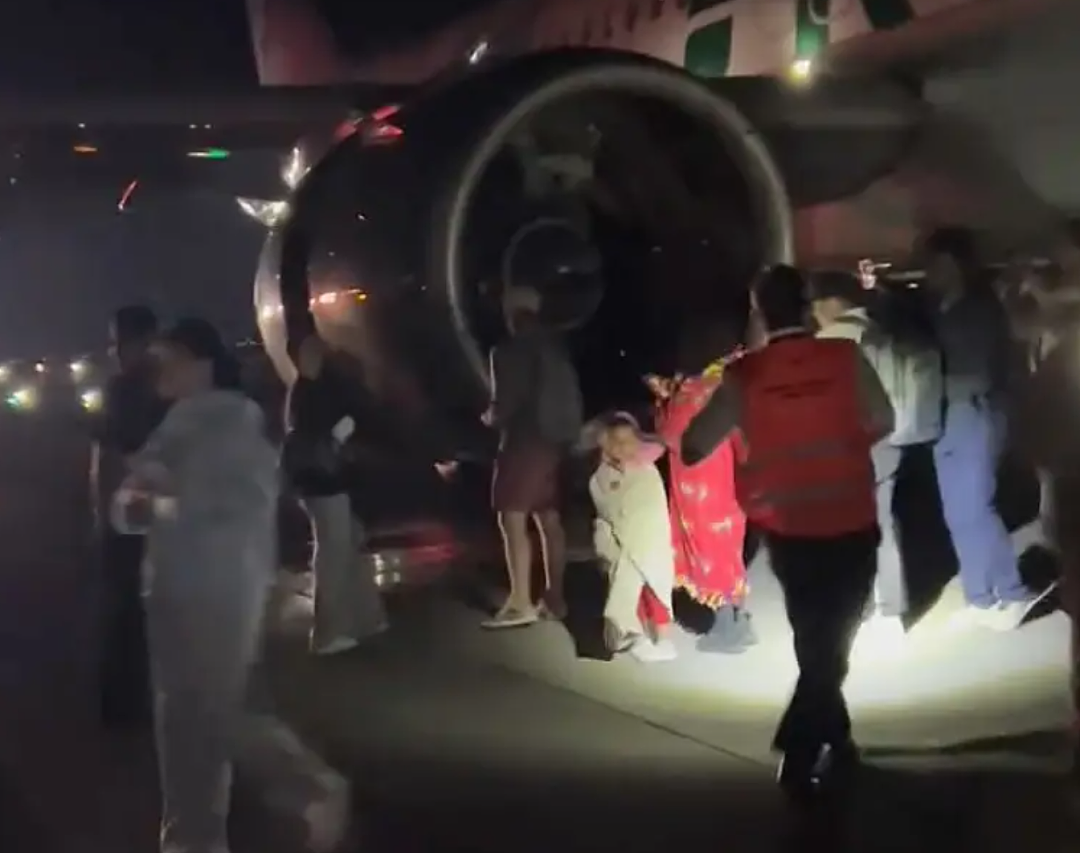 美国客机撞人, 男子被吸入引擎身亡！飞机起火, 231人紧急逃生！（组图） - 4