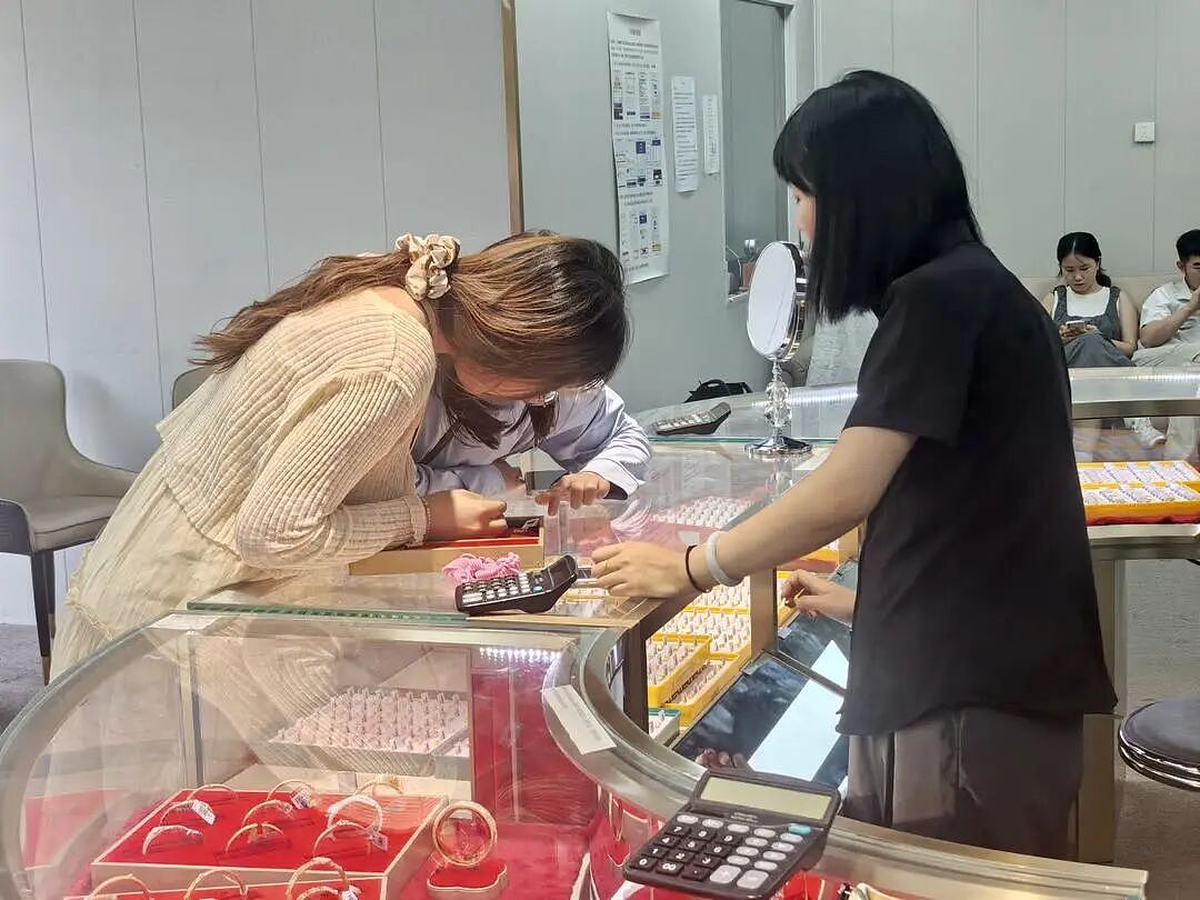 金价还在跌，有商家称“跌掉一辆迈巴赫”！有金店门口却排起百米长队，已全面售罄！（组图） - 6