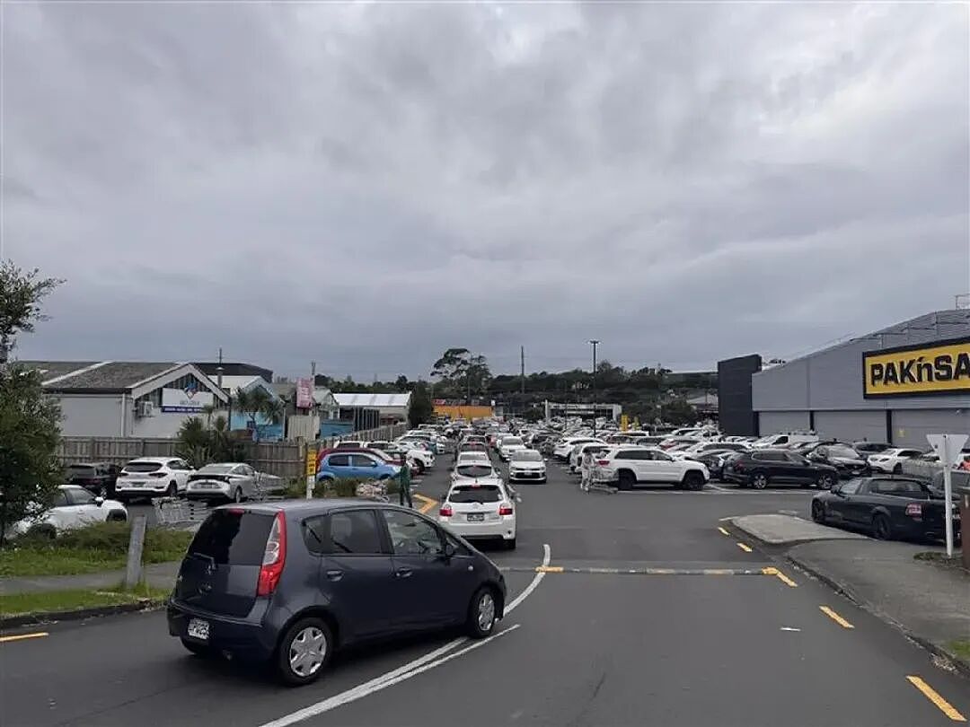 奥克兰多店排长队抢物资！气旋已开始影响新西兰！今晚起风雨最猛，奥克兰阵风或达130km/h！官方列出撤离必带清单！ - 15