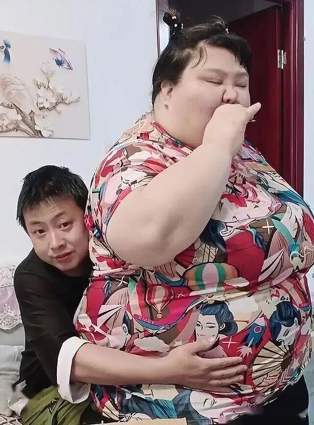 昔日“校花”被丈夫喂到330斤!睡塌三张床,流产两次,走路都困难!丈夫坦言:我就喜欢她这样! - 3