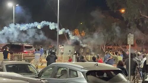 澳洲发生暴乱!数百人围攻,警车都被点了! - 1