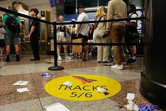 纽约交通枢纽Penn Station惊现持刀捅人案!6人被刺,满地是血(组图) - 1