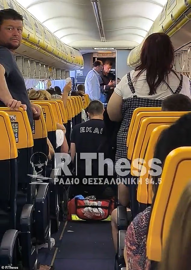 乘客坐飞机半身被吸出窗外！失去意识险掉落，妻子和乘客拼死救援... - 4
