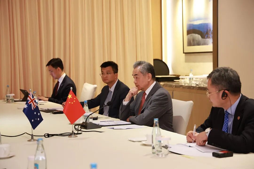 王毅会见澳大利亚外长黄英贤 - 3
