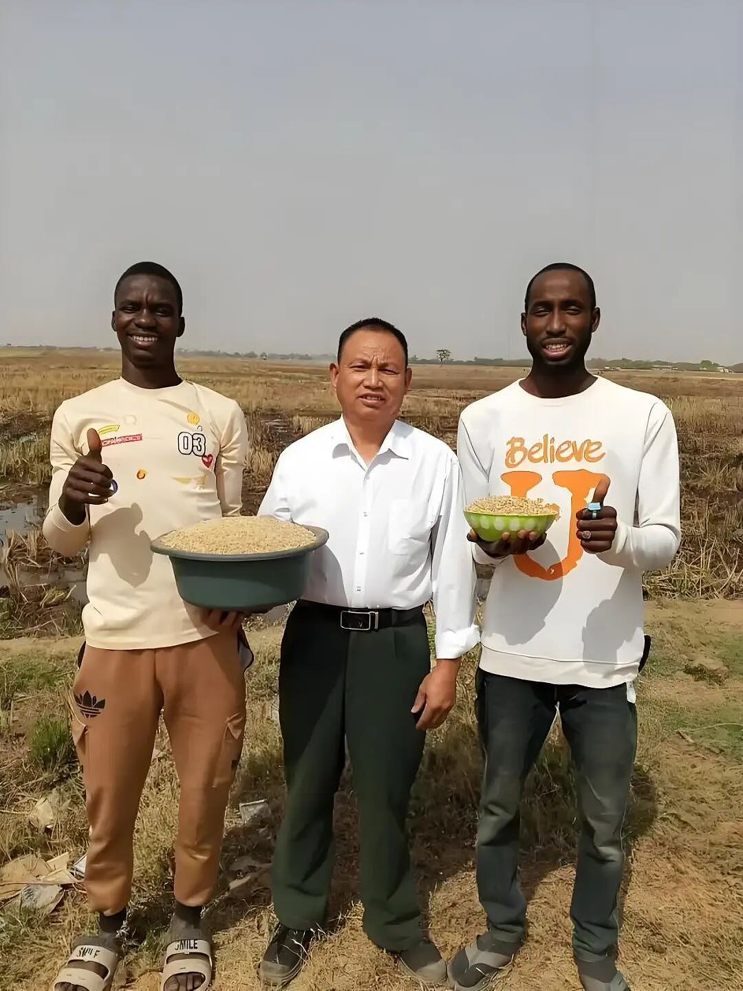 现实版顶级爽文!中国“种地仙人”勇闯非洲,混成当地大佬:AK保镖开路、专车接送(组图) - 15