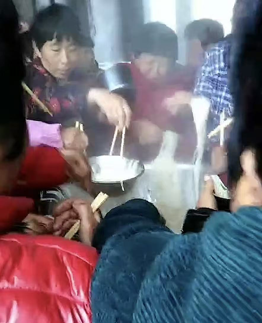 “浙江采茶女”最窒息一幕冲上热搜:天价茶叶和她们形成鲜明对比 - 3