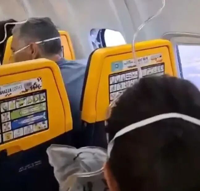 恐怖!客机玻璃突然爆裂,舱内瞬间失压,乘客半身被吸出窗外(组图) - 5