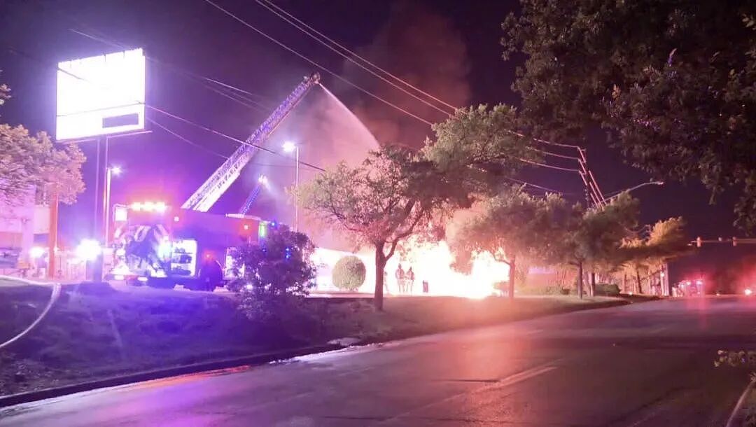 得州油罐车深夜撞车起火，载9000加仑汽油爆炸，司机严重烧伤（组图） - 2