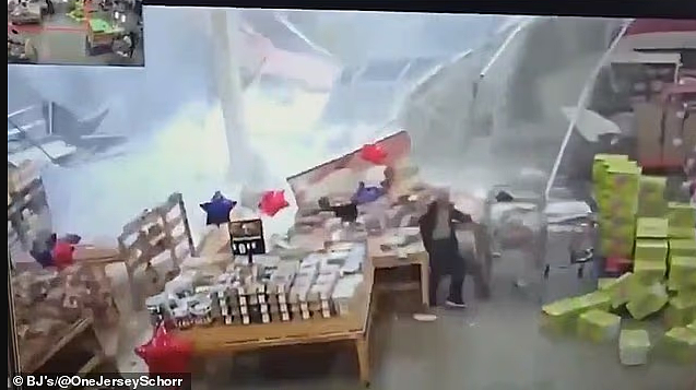 暴雨太猛！新泽西大型超市屋顶突然坍塌，监控记录惊险全过程，洪水从天而降 - 4