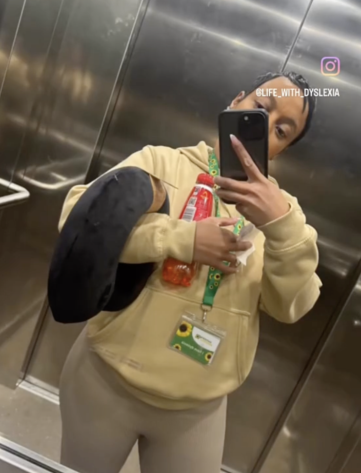 网上买个向日葵挂牌，就能免费优先登机头等舱，还能使用贵宾休息室？！这些网友的行为，引发巨大争议... - 12
