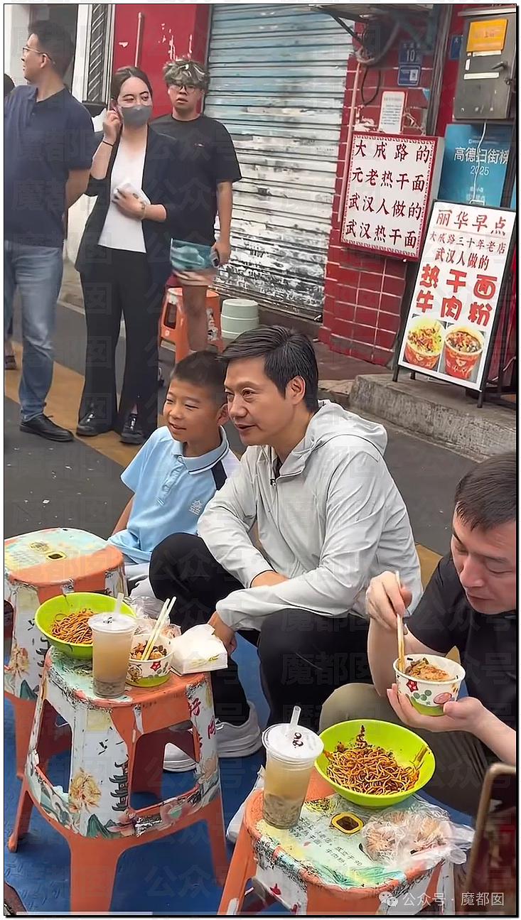 刷爆热搜!雷军街头吃热干面,遭小女生“嘲讽”!本人回应(组图) - 6