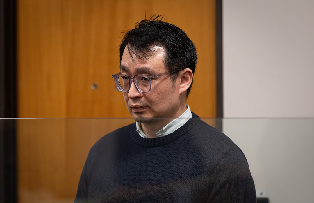 奥克兰会计师6年偷拍近400名男性!泳池更衣室藏手机作案,身份曝光仅判居家监禁 - 3