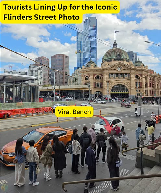 Flinders Street车站旁游客等候长椅打卡的原报道街景