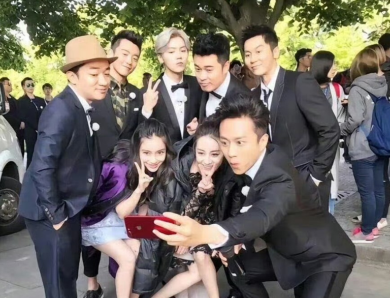 爷青回！一张合照冲上热搜！Angelababy四人合影引爆回忆杀，初代跑男罕见同框！ - 5