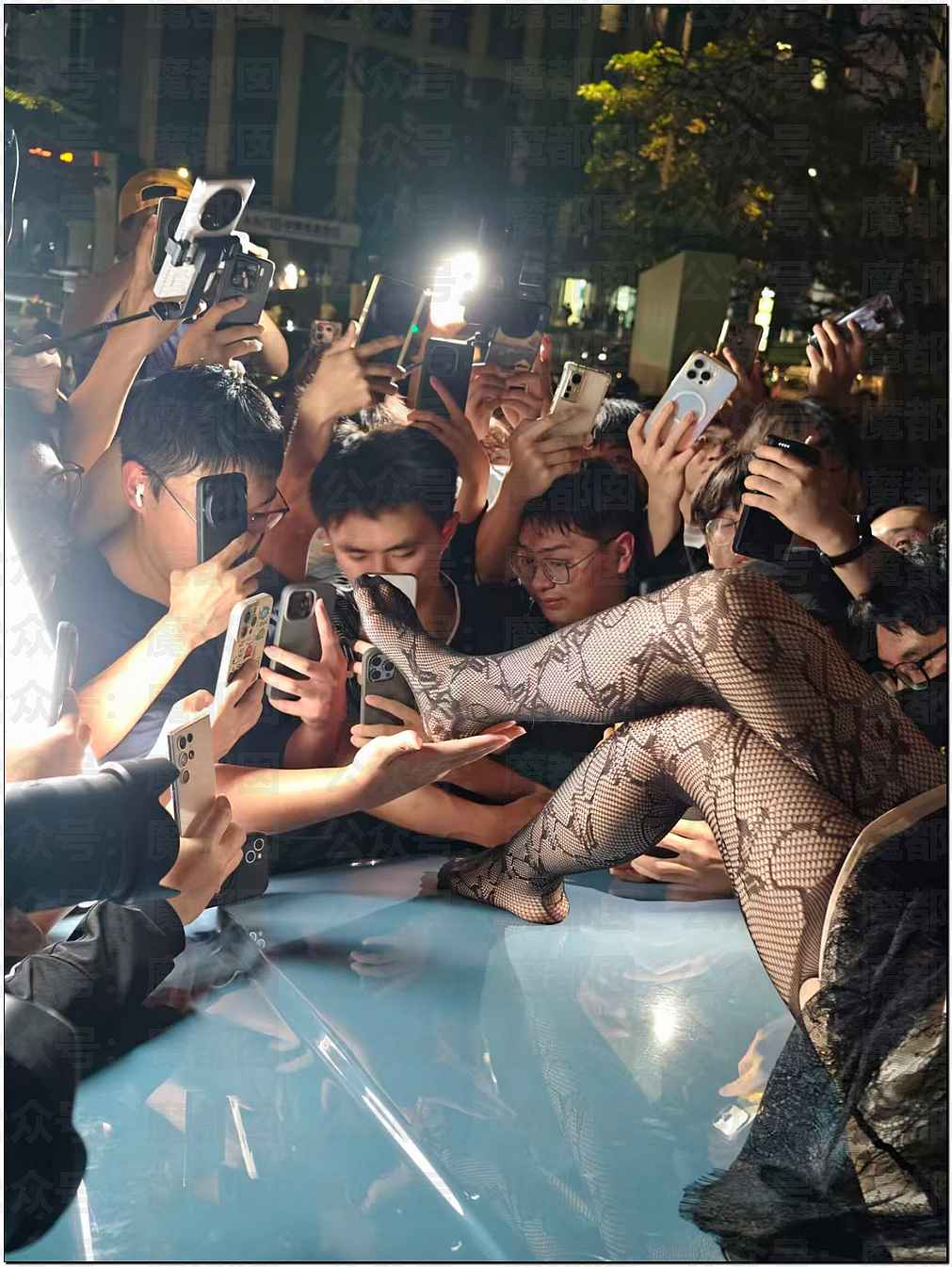 广东漫展惊现“摸脚门”!美女coser报警引争议,谁有问题?(组图) - 5