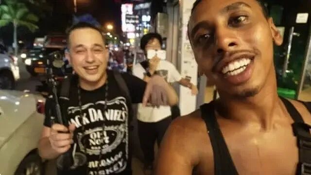 美国争议网红在韩国亵渎慰安妇雕像,亲吻雕像还大跳热舞(组图) - 4