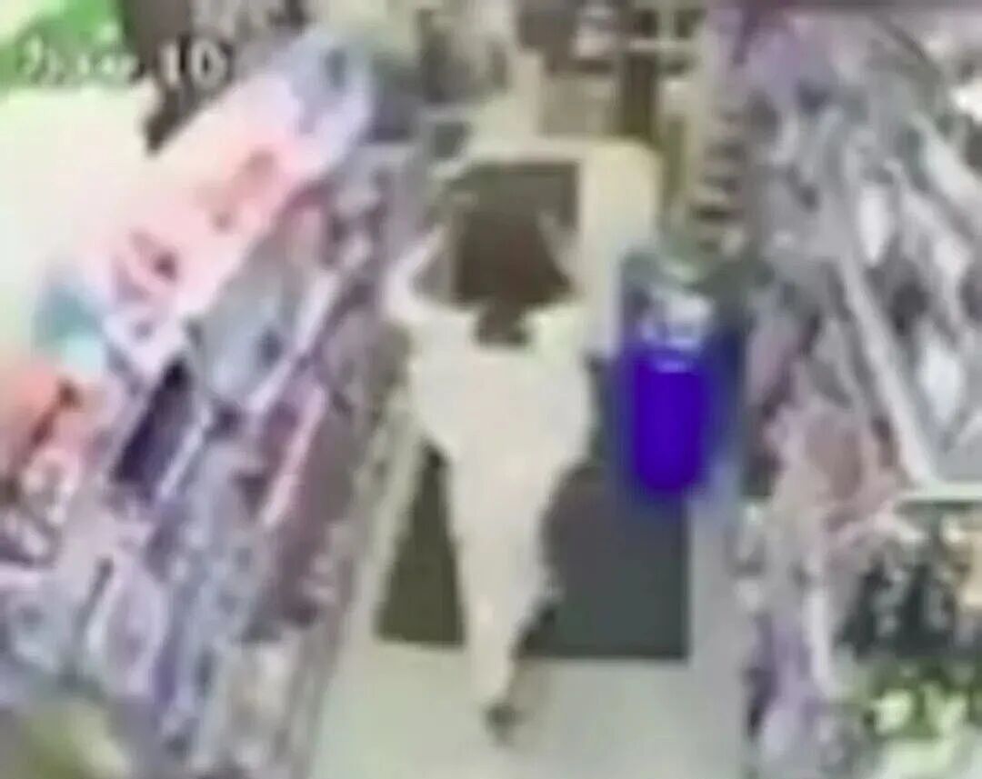 炸裂!女生在便利店蹲下当众排泄,中途还不停移动?全程被监控拍下! - 4