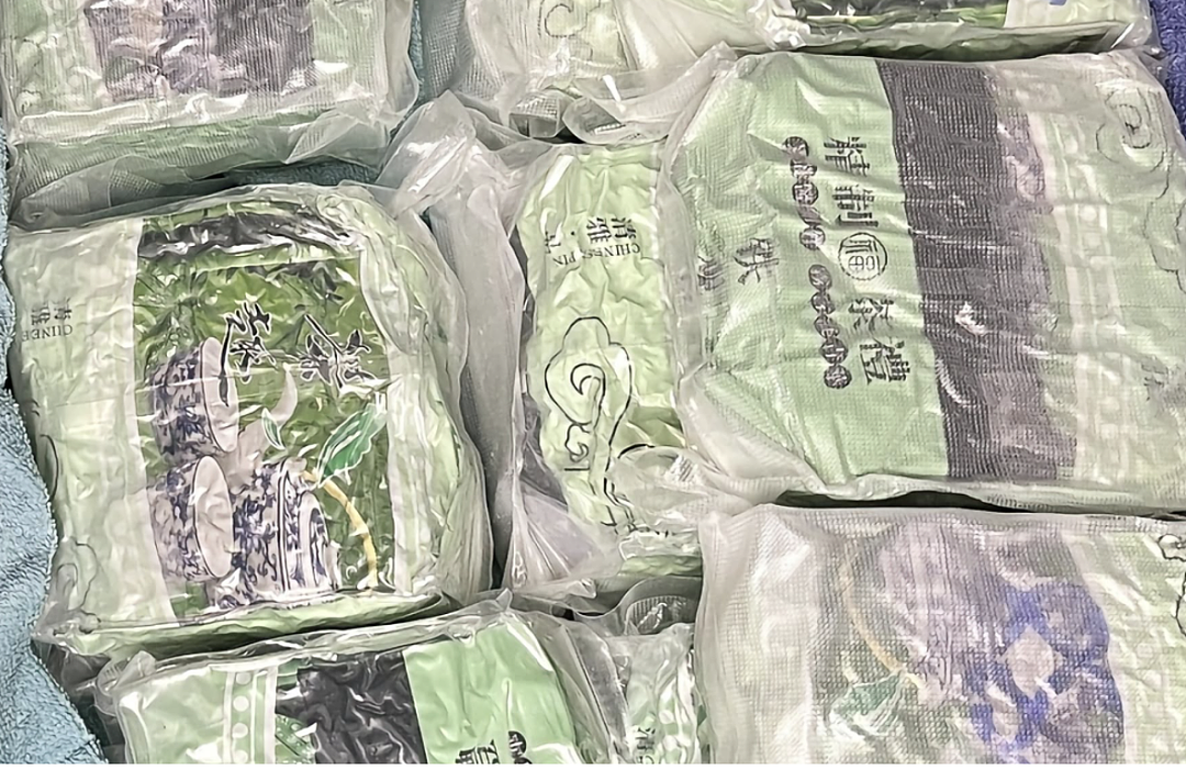 开箱瞬间全场惊呆!20岁小伙奥克兰机场被抓,带18包“绿茶”,竟值$2050万…(组图) - 4