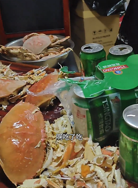 炸锅! 两名华人在加拿大捕捞大量珍宝蟹:,在船上现蒸