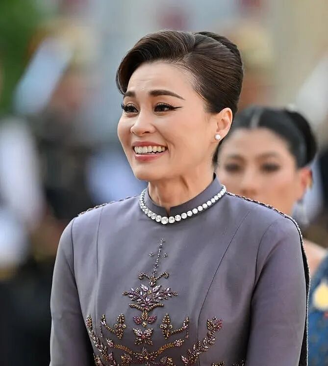 亲女儿去世才两周，泰王却急忙飞法国，下飞机头等大事竟是... 买私人飞机？！ - 15