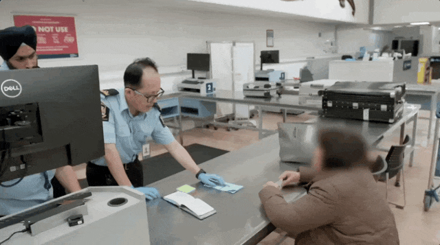 中国大妈入境新西兰,行李箱内衬藏香烟,当场被罚868纽币,称“朋友放的”(组图) - 7